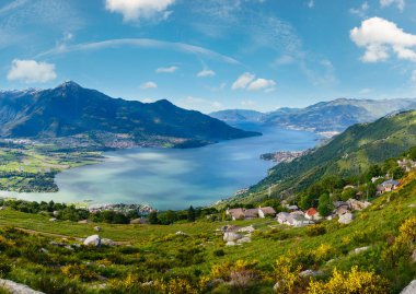 Alp Como Gölü yaz görünümünden dağın tepesinde (İtalya)