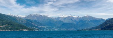 Como Gölü (İtalya) yaz manzarası. Panorama.