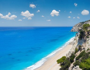 güzel yaz beyaz egremni plaj İyon Denizi (lefkada, Yunanistan) yaz görünümünde yakın kaya