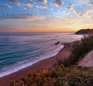 Sunrise okyanus kıyısı (çevre Saint-Jean-Saint-Jean-de-Luz, Fransa, Bay of Biskay beach üzerinde kayadan görüntülemek).