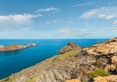 Akdeniz kayalık sahil yaz görünümünden Cap de Creus, Costa Brava, Katalonya, İspanya.