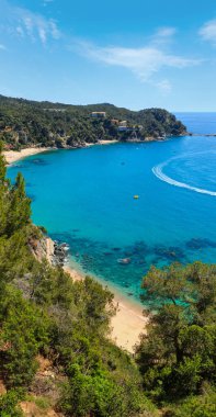 Yaz deniz kumlu plaj. Barcelona ve Palamos (silahli Brava, Catalonia, İspanya) arasındaki kıyı şeridi. Halklar tanınmaz.