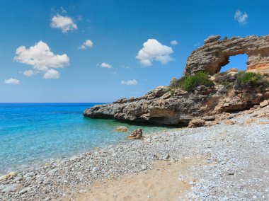 Drymades beach, Arnavutluk kayada delik. Yaz Ionian sea coast görünümü.