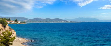 Yaz deniz kıyı şeridi manzara kumsalları (Sithonia, Halkidikya, Yunanistan) ile. Tanınmayan insanlar. Üç atış dikiş yüksek çözünürlüklü panorama. 