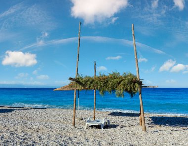 Yaz sabahı güneşli ve güneşli plajlı (Arnavutluk)).