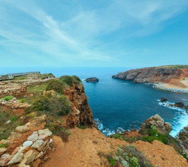 İslam balıkçılar yerleşim Ponta do Castelo Carrapateira (Aljezur), Portekiz tarafından. Yaz Atlantik kayalık sahil görünümü (Costa Vicentina, Algarve).
