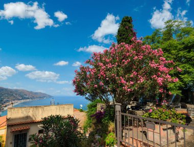 Güzel Taormina manzarayı, Sicilya, İtalya. Sicilya deniz manzarası ile sahil, plajlar ve Isola Bella ada. Halklar tanınmaz.