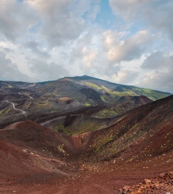 Yaz Etna yanardağı dağ arasında yol krater, Sicilya, İtalya. İnsanlar tanınmaz.