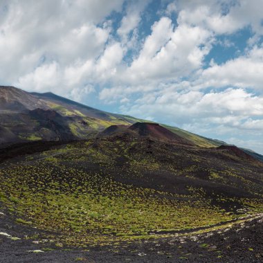 Yaz Etna yanardağı dağ arasında yol krater, Sicilya, İtalya