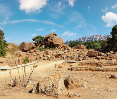 Zeus Tapınağı ünlü antik Valley, tapınaklarda, Agrigento, Sicilya, İtalya mahveder. UNESCO Dünya Miras Listesi.