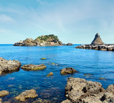 Dev sahil ve Cyclops Aci Trezza kenti (İtalya, Sicilya, 10 km kuzeyinde Catania) Adaları Lachea Adası. Isoles Dei Ciclopi Faraglioni bilinir. Tanınmayan insanlar.