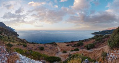 Alacakaranlık deniz manzara Zingaro doğa rezerv parkının arasında San Vito lo Capo Scopello, akşam ve Trapani eyaletinde, Sicilya, İtalya. Üç atış dikiş panorama.