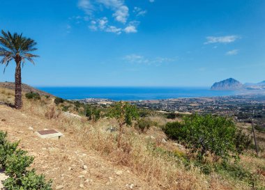 Panoramik görünümünden Erice, Trapani bölge, Sicilya, İtalya için tiren sahil şeridine Cofano Dağı