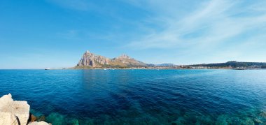 San Vito lo Capo plaj temiz masmavi su ve uzak, Kuzey-Batı Sicilya, İtalya Monako'da Monte. Tanınmayan insanlar. Üç atış dikiş panorama.