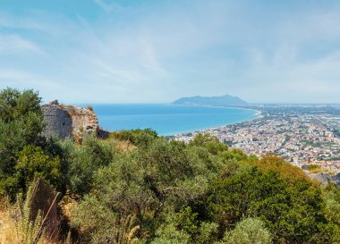 Yaz Tiren Denizi Sahili üstten görünüm Jüpiter Anxur Tapınağı (Tempio di Giove Anxur), Terracina, Latina, Lazio, İtalya
