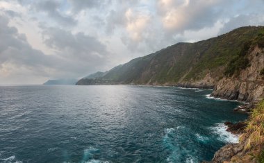 Corniglia görünümü Manarola köyden güzel yaz. Bu ünlü köyleri, Ligurya Denizi ve dik kayalıklarla karada arasında askıya Liguria, İtalya, Cinque Terre Milli Parkı.