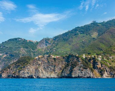 Güzel yaz gezisi gemi Corniglia görünümden. Beş ünlü köylerinden Ligurya Denizi ve dik kayalıklarla karada arasında askıya Liguria, İtalya, Cinque Terre Milli Parkı.