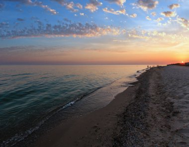Kendi kendine bağımlı kumlu Prairie (Lazurne, Kherson bölgesi, Ukrayna) Azak Denizi kumlu kıyısında kamp yukarıda günbatımı güneş. İnsanlar tanınmaz.