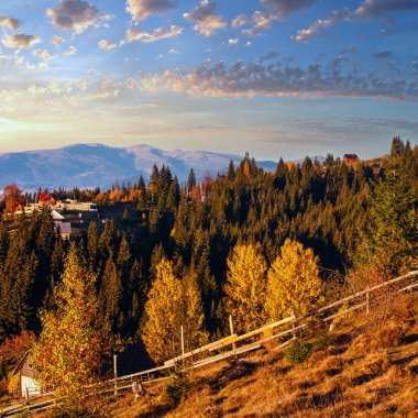 Sabah Karpat Dağları ve köy köyler yamaçlarında (Yablunytsia Köyü ve geçmek, Ivano-Frankivsk oblast, Ukrayna).