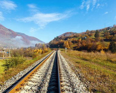 Sonbahar Karpat Dağları puslu, yatay, demiryolu Köprüsü ve köy sınırı (Rakhiv bölgesi, Transcarpathia, Ukrayna).