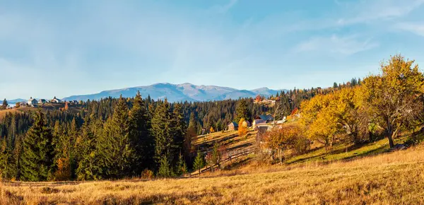 Sabah Karpat Dağları ve köy köyler yamaçlarında (Yablunytsia Köyü ve geçmek, Ivano-Frankivsk oblast, Ukrayna).