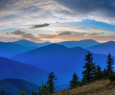 Akşam gökyüzü (ile bulutlar) arka plan üzerinde dağ anahat. Yaz gün batımı alacakaranlık görünümü (Karpatlar, Ukrayna).