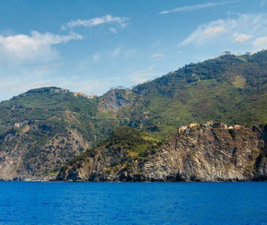 Güzel yaz gezisi gemi Corniglia görünümden. Beş ünlü köylerinden Ligurya Denizi ve dik kayalıklarla karada arasında askıya Liguria, İtalya, Cinque Terre Milli Parkı.