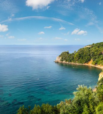 Yaz sabahı Adriyatik kıyı şeridi (Budva yakınlarındaki Mogren Plajı, Karadağ)