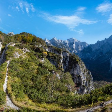 Güneşli, huzurlu, rengarenk sonbahar alp manzarası. Yukarı Avusturya 'daki Almsee Gölü yakınlarındaki yürüyüş yolundan huzurlu kayalık dağ manzarası.