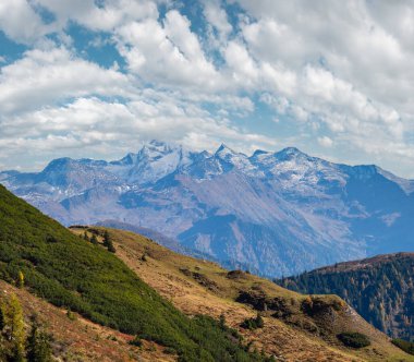 Güneşli, huzurlu, sonbahar dağları manzarası. Dorfgastein 'dan Paarseen göllerine, Land Salzburg, Avusturya' ya yürüyüş yolundan huzurlu Alpler dağ manzarası. Resimli yürüyüş mevsimi, doğa güzelliği konsepti sahnesi.