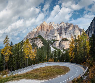 Sonbahar sabahı Dolomitler dağ manzarası. Barışçıl Valparola Yolu Manzarası, Belluno, İtalya. Resimli seyahat, mevsimlik ve doğa güzelliği konsepti..