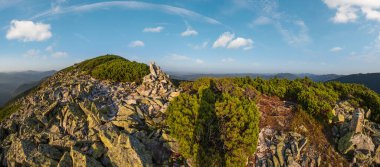 Yaz Karpat Dağları akşam manzarası. Stony Gorgany Massif, Ukrayna.