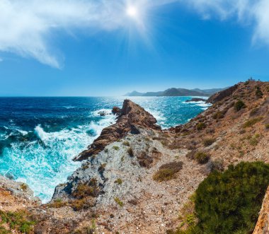 Akdeniz'in yaz kayalık sahil görüntülemek tanınmayan adam El hoyo del faro (Portman, Costa Blanca, İspanya cape ve deniz feneri ile).
