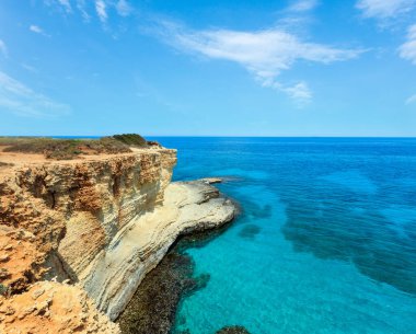 Uçurum ve Torre Sant Andrea, temiz su ile güzel deniz manzarası: Salento deniz kenarı, Puglia, İtalya