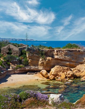 Spiaggia Massolivieri plaj yaz deniz manzara (Siracusa, Sicilya, İtalya). Üç atış dikiş görüntü.