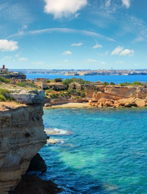 Spiaggia Massolivieri plaj yaz deniz manzara (Siracusa, Sicilya, İtalya)