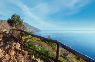 Cennet gündoğumu deniz manzara sahil şeridi iz Zingaro tabiatı Park, San Vito arasında lo Capo ve Scopello, Trapani eyaletinde, Sicilya, İtalya. İki tane dikiş panorama.
