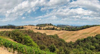 İtalya 'nın Toskana yaz kırsalının güzel manzarası. İki atış yüksek çözünürlüklü panorama diker.