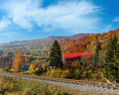 Sonbahar Karpat Dağları puslu, yatay, köy ve demiryolu (Rakhiv bölgesi, Transcarpathia, Ukrayna).