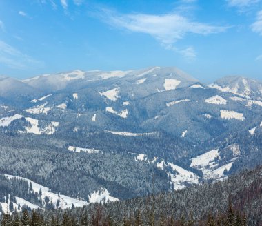 Güzel kış puslu günü Karpat mountain view Skupova dağ yamacı, Ukrayna üzerinden. Kostrych dağ sırtı ve Kostrycha üst görüntüleme.