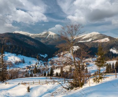 Kış sabah sahne huzur huzurlu dağ Dzembronya Köyü ilçe sınırı tepeler ve pitoresk Chornohora alp ridge (Ukrayna, Karpat Dağları görünümüne)