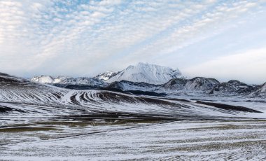 Renkli Landmannalaugar dağları Sonbaharda kar altında, İzlanda