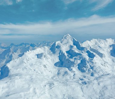 Sahne--dan kabin teleferik karlı yamaçları (Tyrol, Avusturya).