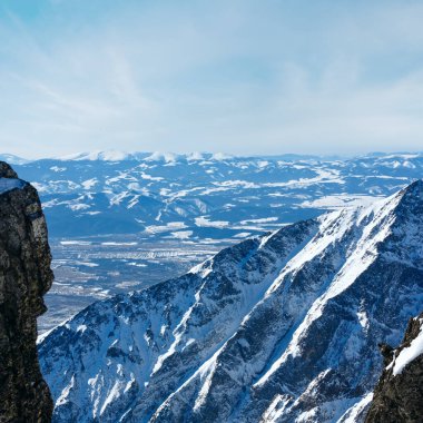Kış kayalık dağ manzarası (Tatranska Lomnitsa, yüksek Tatras, Slovakya).