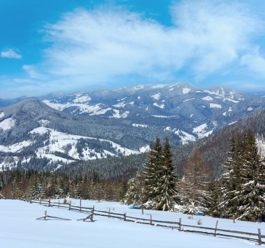 Güzel kış güneşli gün Karpat mountain view Skupova dağ yamacı, Ukrayna üzerinden. Kostrych dağ sırtı ve Kostrycha üst görüntüleme.