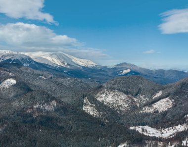 Güzel kış dağ yer kaplayan dağ yolundan görüntüleyin. Skupova dağın yamacında, Ukrayna, görüntülemek Chornohora çıkıntı ve Hoverla dağın tepesinde, Karpat.