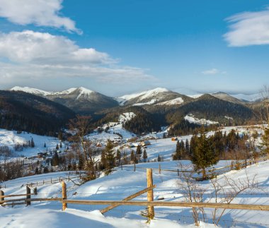 Kış sabah sahne huzur huzurlu dağ Dzembronya Köyü ilçe sınırı tepeler ve pitoresk Chornohora alp ridge (Ukrayna, Karpat Dağları görünümüne)