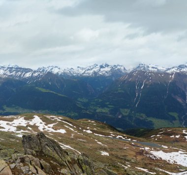 Küçük bir göl ile dağ Bettmeralp (İsviçre) yaz Üstten Görünüm.