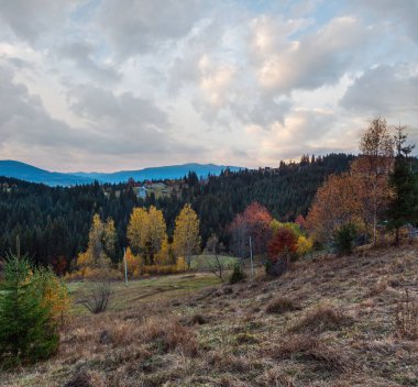Akşam alacakaranlık Karpat Dağları ve köy köyler yamaçlarında (Yablunytsia Köyü ve geçmek, Ivano-Frankivsk oblast, Ukrayna).