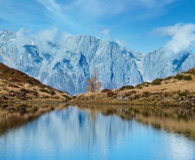 Sonbahar Alpleri Kleiner Paarsee veya Paarseen Gölü, Dorfgastein, Land Salzburg, Avusturya. Alps Hochkonig kayalık dağ grubu çok uzakta. Resimli yürüyüş, mevsimlik ve doğa güzelliği konsepti..